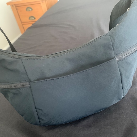 Lululemon Slouchy Sling Bag 6L - Picture 2 of 10